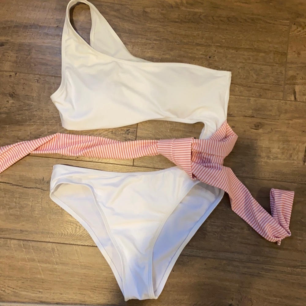 Women’s size M Shein Swimsuit. NEW - Picture 1 of 4